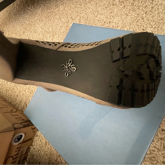 Simply Vera- Vera Wang Booties with open toe - Picture 4 of 6